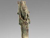 Aeg B 22  Aeg B 22, Gegend von Assuan, Spätzeit, Osiris, Bronze, H 7,3 cm, B 2,6 cm, T 2,1 cm : Bestandskatalog Ägypten, Museumsfoto: Claus Cordes